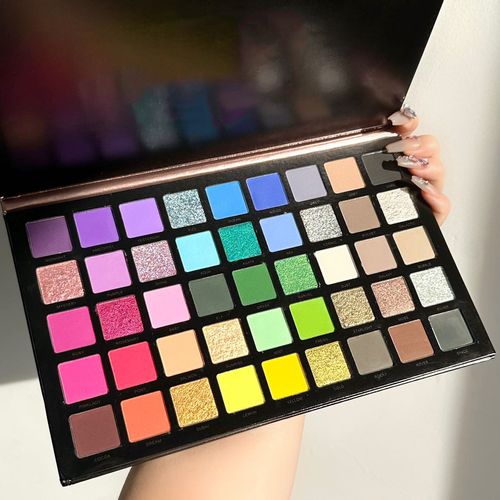 45 colors in one foldable palette: matte, highlighter and contour. Highly pigmented, suitable for daily use, work and banquets.