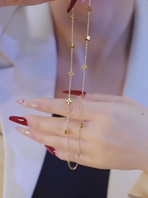 High-end light luxury geometric small square flower titanium steel necklace, women's fashion internet celebrity four-leaf clover clavicle chain set