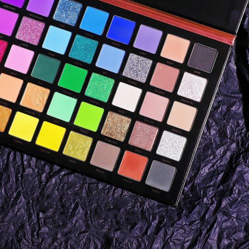 45 colors in one foldable palette: matte, highlighter and contour. Highly pigmented, suitable for daily use, work and banquets.