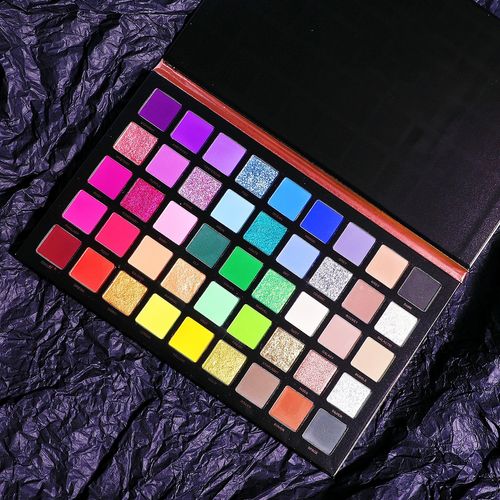 45 colors in one foldable palette: matte, highlighter and contour. Highly pigmented, suitable for daily use, work and banquets.