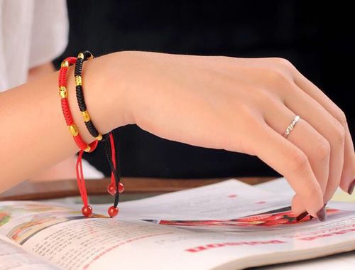Hand-woven red cord bracelet, strung with sand-gold fortune-turning beads. It's a finished product, no need for you to do it yourself.