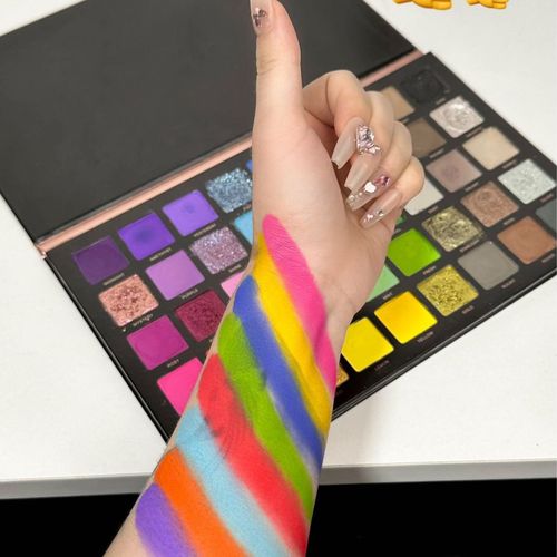 45 colors in one foldable palette: matte, highlighter and contour. Highly pigmented, suitable for daily use, work and banquets.