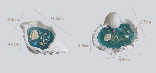 Conch-shaped smokeless scented candle with floral Chypre notes featuring shimmering seabed design
