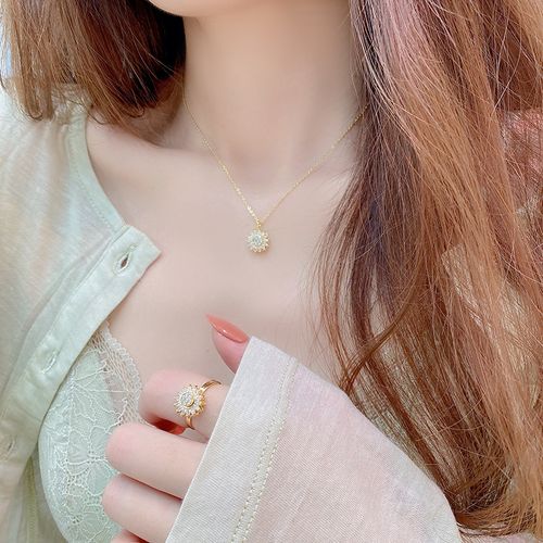 Minimalist Rotatable Sunflower Copper-Plated Zircon Necklace A Light Luxury High-End Accessory Jewelry