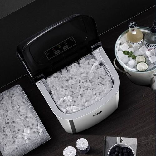 Nova máquina de gelo comercial com limpeza automática para cafeterias de negócios.