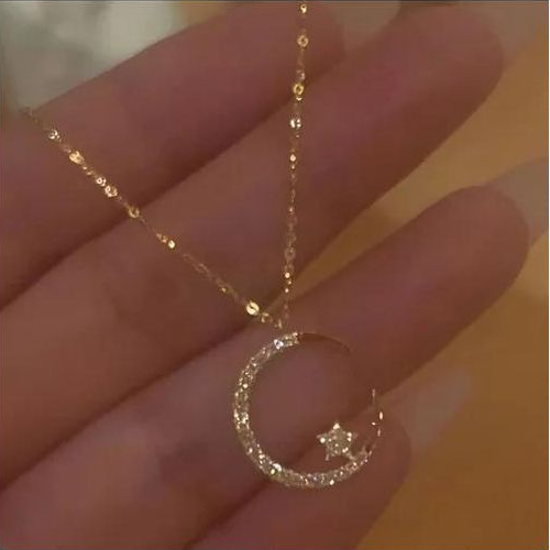 Fashionable and shiny moon pendant necklace inlaid with zirconia - an exquisite and luxurious temperament jewelry accessory for women