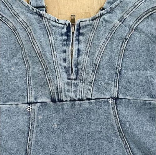 Denim skirt with stretch, adjustable at the waist and zipper