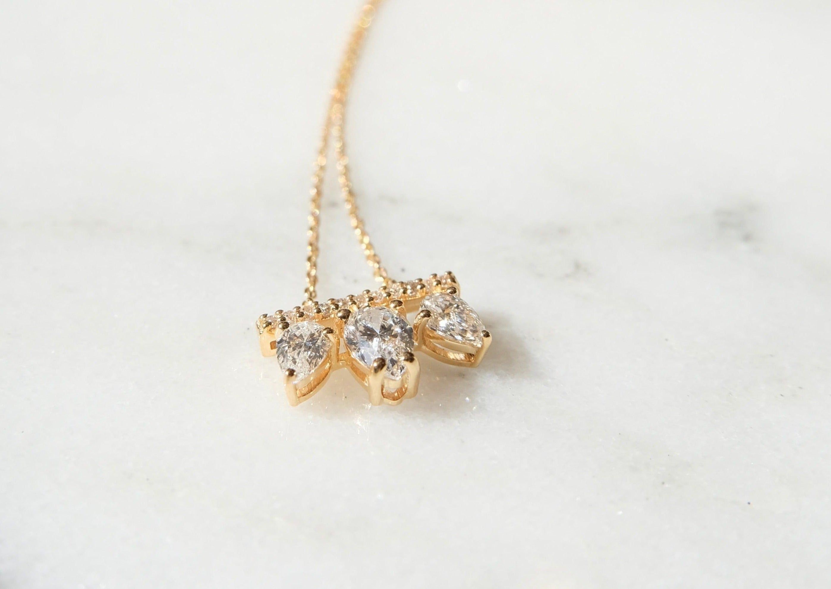 La lune / Moon / Pear Shape Diamond Necklace