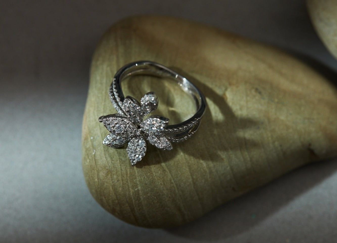 lehti / Leaf Pt900 Diamond Ring