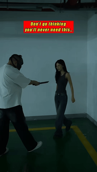 Your fist should have been more powerful.——Electric shock knuckle duster