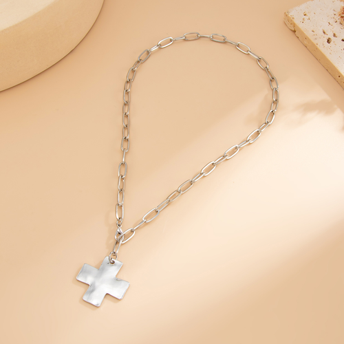 Cross pendant necklace