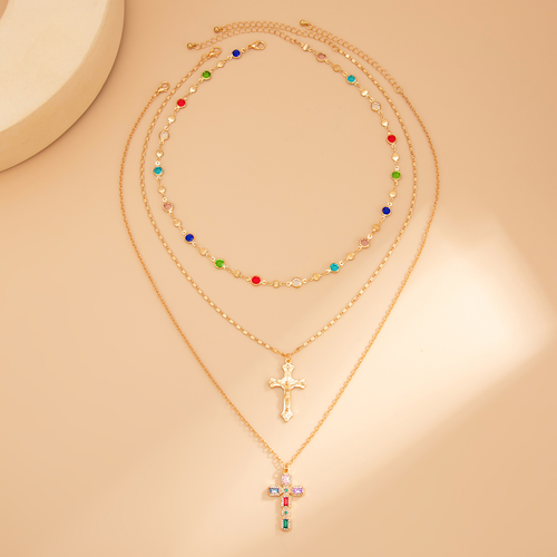Cross pendant necklace