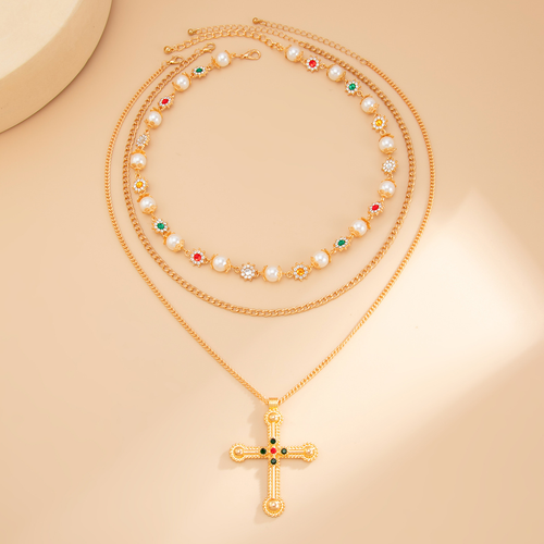 Cross pendant necklace