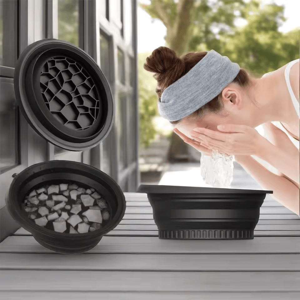 Foldable silicone water tank with built-in ice cube tray