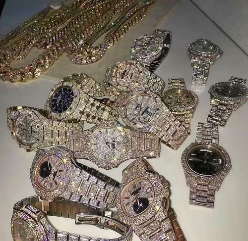 Relógio de luxo cravejado de strass, versátil para trabalho e festa! Acessório para arrasar!