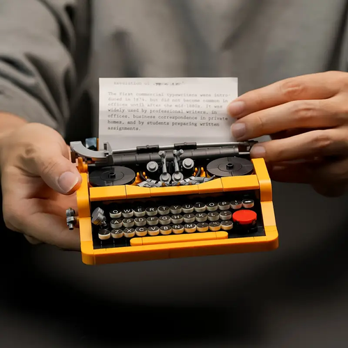 Vintage Typewriter Building Blocks Model - Creative & Adorable Architectural Toy, Collectible Display Model for Christmas Gifts, Holiday Decor, Birthday Presents, Home Decoration, Educational Gift, Durable Plastic, Detailed Craftsmanship