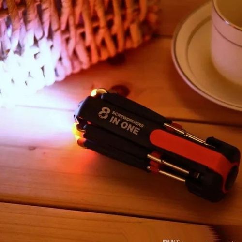 8 i 1 skrutrekker med arbeidslys og lommelykt