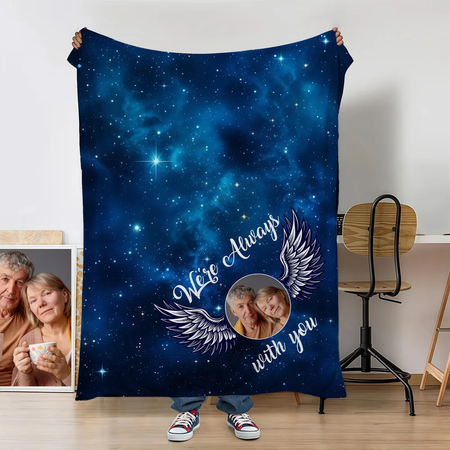 Personalisierte, weiche Kuscheldecke mit Sternenhimmel-Engelsflügel-Foto und dem Text In liebevoller Erinnerung – ein tröstliches Geschenk zum Verlust eines geliebten Menschen.