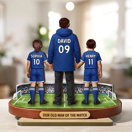 Personalisierte zweilagige Holztafel: Fußballpapa hält die Hände seiner Kinder – Stadion-Szene, einzigartiges Geschenk zum Vatertag