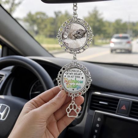 Custom Foto Ein Stück meines Herzens ist an der Regenbogen brücke-Memorial personal isiert Custom Metal Auto Hängende Ornament mit Charme-Sympathie Geschenk für Haustier besitzer, Haustier liebhaber