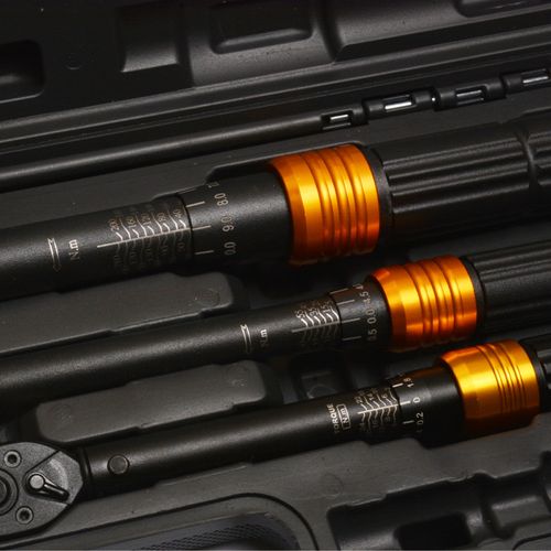 High-precision ratchet torque wrench set, 210 Nm torque  suitable for bicycles, motorcycles, spark plugs, and tires  packaged in a plastic case.