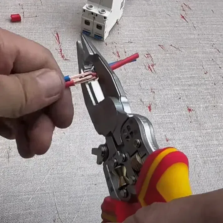 Versatile cutting pliers with electrical measurement