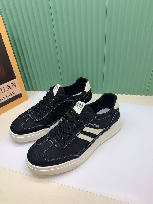 Low-top casual sneakers