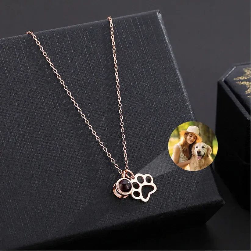 Kunden spezifische Hunde-Pfoten-geformte Foto-Projektions-Halskette mit Bild im Inneren einzigartiges Geschenk für Haustier-Liebhaber