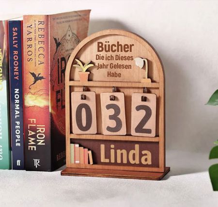 Personalisierter Mini-Büchertresen mit Büchern, die in diesem Jahr gelesen wurden, mit flacher Unterseite – ein perfektes Geschenk für Bücherwürmer und Bibliophile und eine schöne Dekoration fürs Bücherregal.