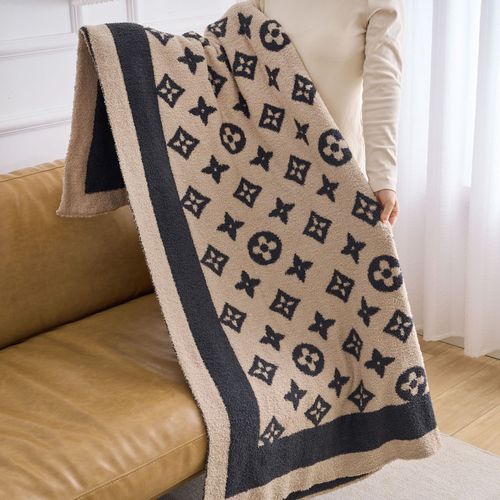 オフィスでも自宅でも機内でも。秋冬の必須アイテム「極細ファイバー」軽奢華ブランケット