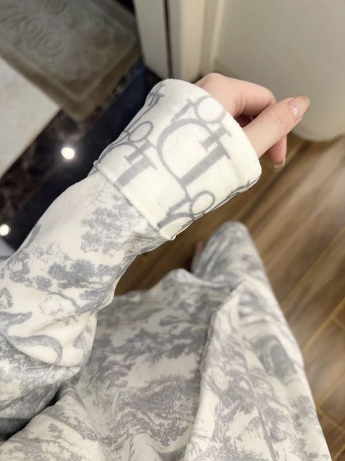 ディオール  オートヌーヴ 2025 拼接色 マフラー 女性用 秋冬 プレゼントに最適 パリのエレガンスを纏って DIOR 拼接色マフラー 秋冬のモードを彩る一枚