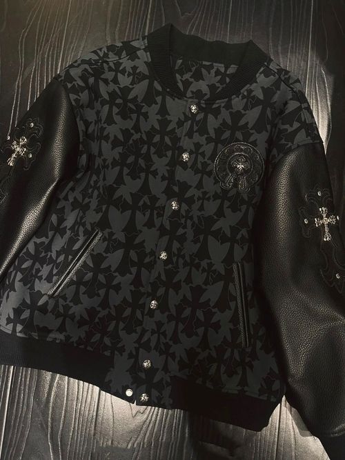 これが今季最強の黒服！クロムハーツの刺繍が狂おしい聖域のライダース