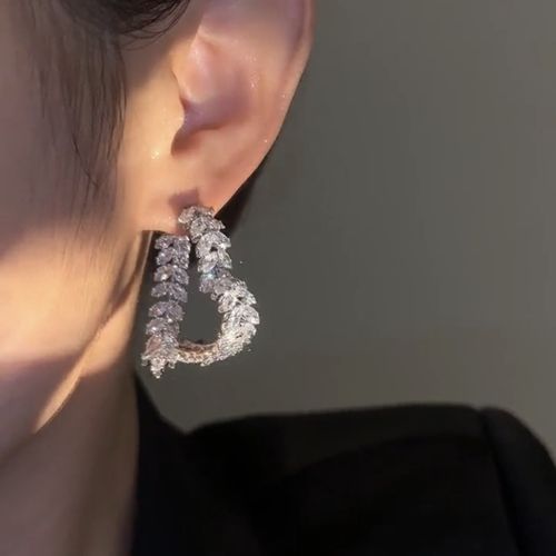 Luxury-inspired Heavy-duty Heart-shaped Earrings for Women Niche Design