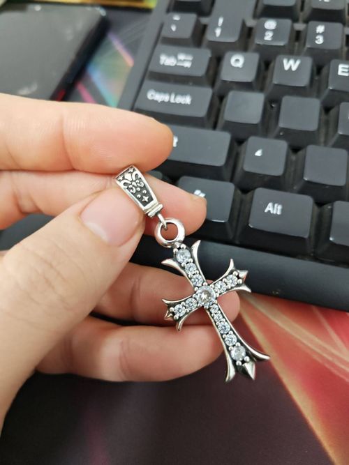 CH Fashion: Diamond-encrusted Double Cross Pendant Necklace for Women – Simple Collar-Length Necklace for Men and Couples