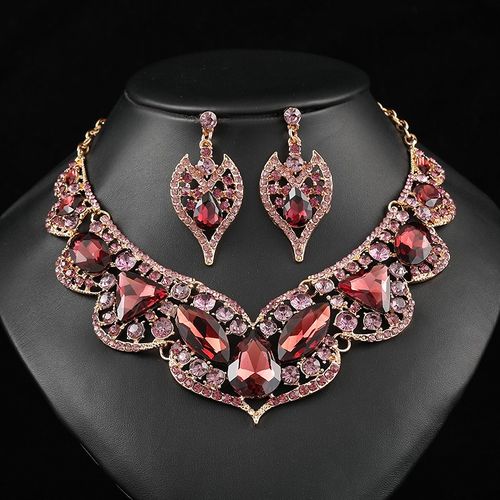 Exaggerated vintage purple gemstone bridal jewelry set, necklace and earrings, elegant and versatile, suitable for wedding dresses and banquets, featuring artificial gemstones.