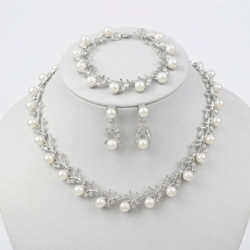 Gold and white pearl three-piece set, pearl necklace and earrings set, versatile accessories for brides, fashionable and fresh alloy electroplated three-piece set.