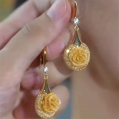 Four Seasons of Exquisite Three-Dimensional Rose-Shaped Metal Hooks with a Unique Design, Elegantly Adorned with Glass, Making Them a Must-Have Accessory for Women That Pairs Well with Everyday Outfits