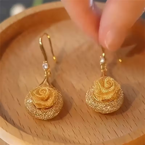 Four Seasons of Exquisite Three-Dimensional Rose-Shaped Metal Hooks with a Unique Design, Elegantly Adorned with Glass, Making Them a Must-Have Accessory for Women That Pairs Well with Everyday Outfits