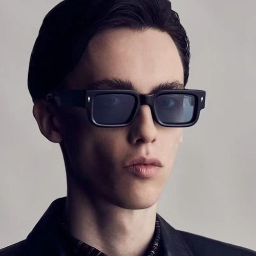 New gray-frame sunglasses, stylish square-frame design. They are suitable for both men and women as trendy travel sunglasses. With a large-frame style, they are perfect for matching with different outfits.