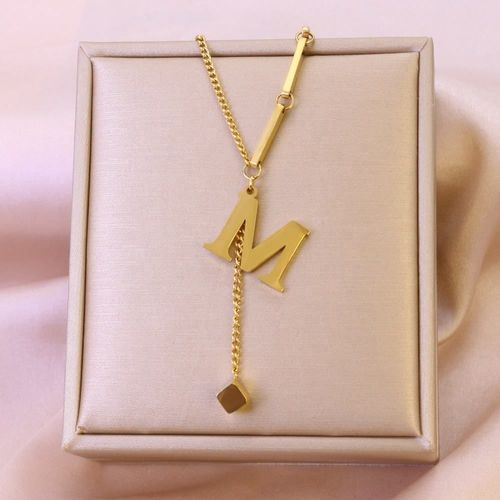 Simplified small square tassel pendant with gold collarbone chain in English letters
