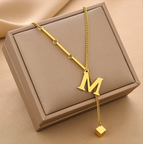 Simplified small square tassel pendant with gold collarbone chain in English letters