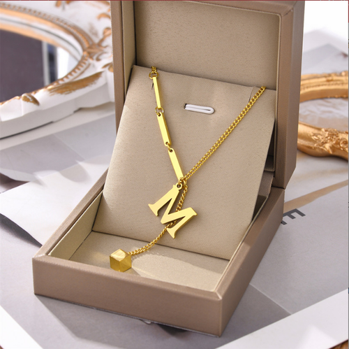 Simplified small square tassel pendant with gold collarbone chain in English letters