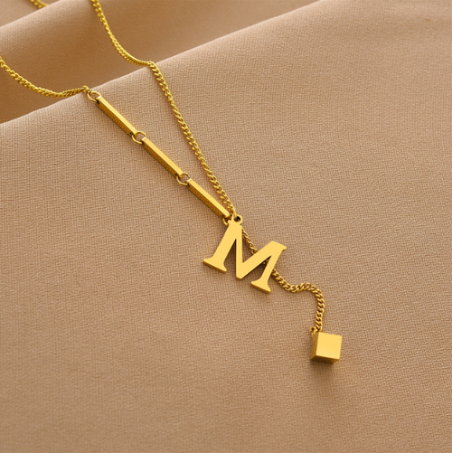 Simplified small square tassel pendant with gold collarbone chain in English letters