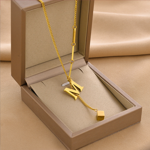 Simplified small square tassel pendant with gold collarbone chain in English letters