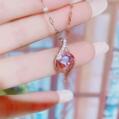 At first sight, my heart falls in love without fading. A titanium steel necklace adorned with a bone chain that locks your heart