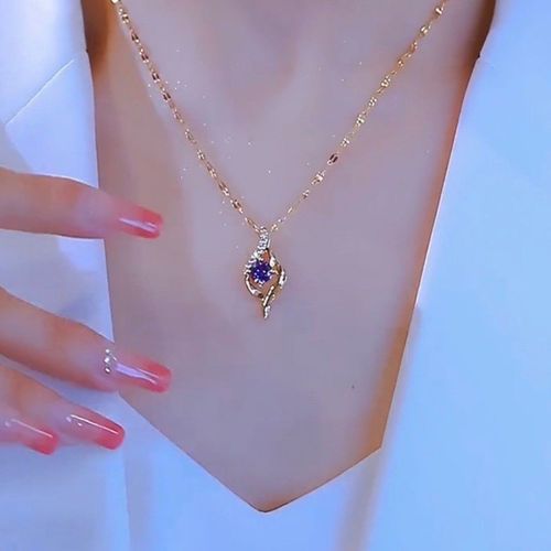 At first sight, my heart falls in love without fading. A titanium steel necklace adorned with a bone chain that locks your heart