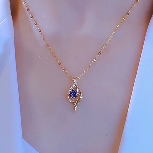 At first sight, my heart falls in love without fading. A titanium steel necklace adorned with a bone chain that locks your heart