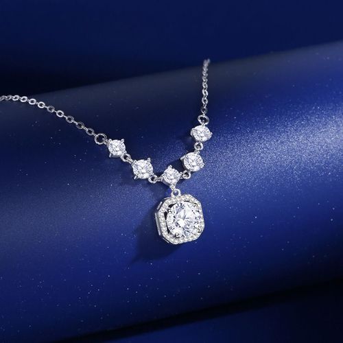 Diamond-encrusted small sugar cube necklace women's light luxury niche design high-end tassel clavicle chain delicate and versatile temperament necklace
