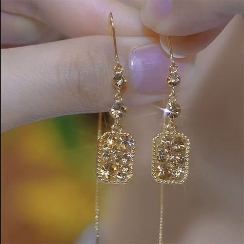 The French champagne gold square with full diamonds and tassels earstrings are simple and versatile. The elegant gold square earrings make you look slender and long