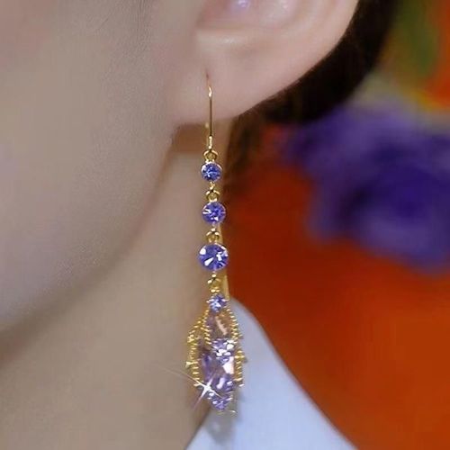 Best-selling Zircon Maple Leaf earstrings from the East, new long tassels, versatile and elegant earrings, exquisitely designed earrings for women